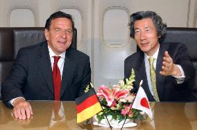 (1) Koizumi, Schroeder arrive in Tokyo after G-8 summit